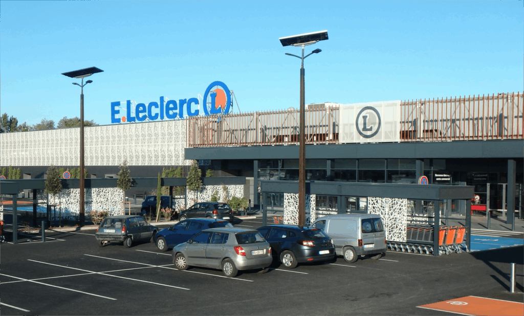 Magasin E.Leclerc avec parking et clients.