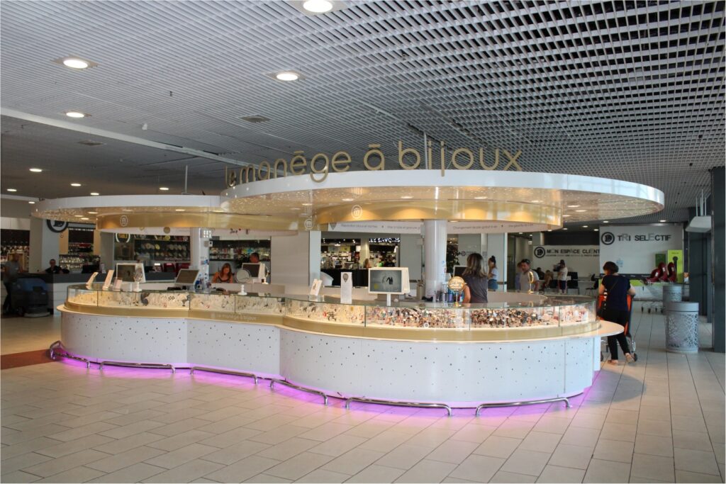 Boutique de bijoux dans un centre commercial.