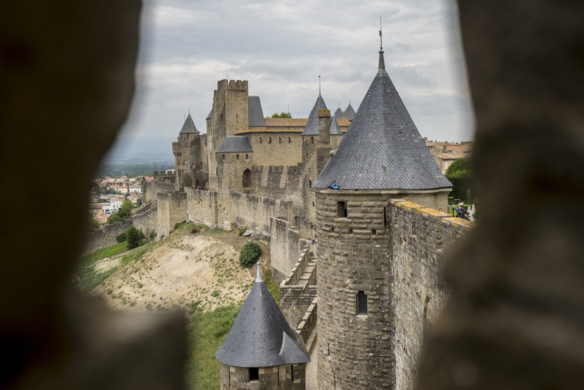 photo de la cité de carcassonne vue par une meutrière
