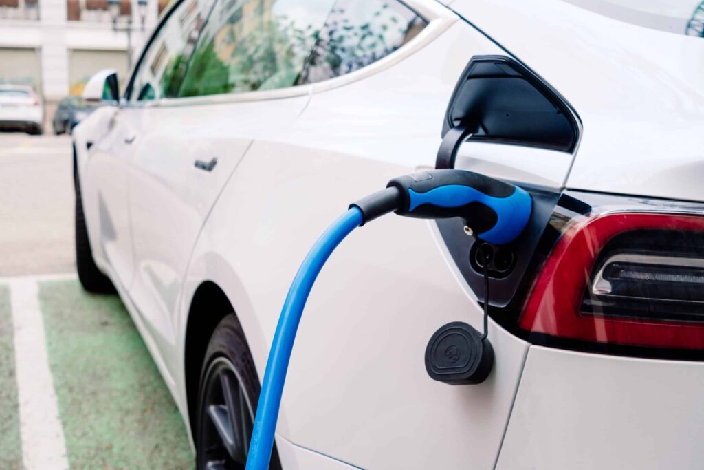 Voiture électrique en train de se recharger