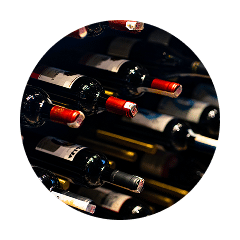 Bouteilles de vin en cave.