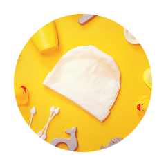 Bonnet blanc sur fond jaune avec des jouets