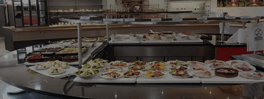 Buffet varié avec salades et plats principaux.