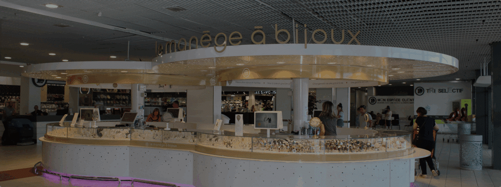 Boutique de bijoux avec comptoir et clients