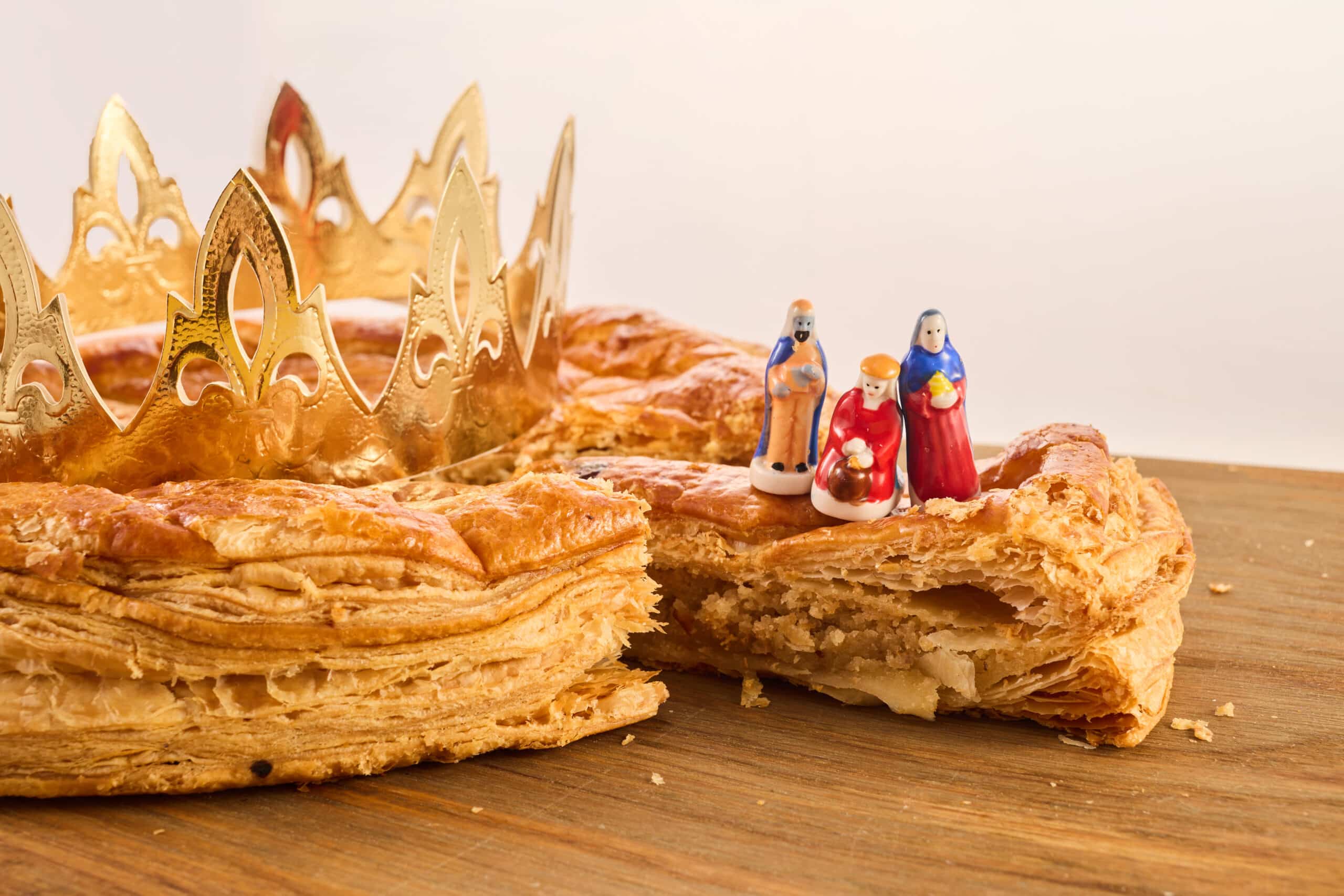 Galette des rois avec figurines décoratives