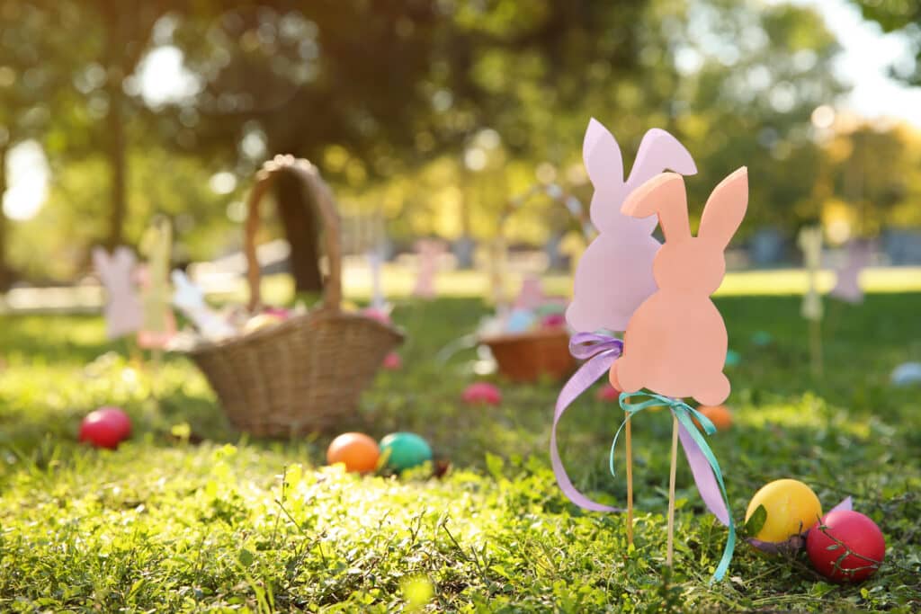 Sculptures de lapins en papier dans un jardin.