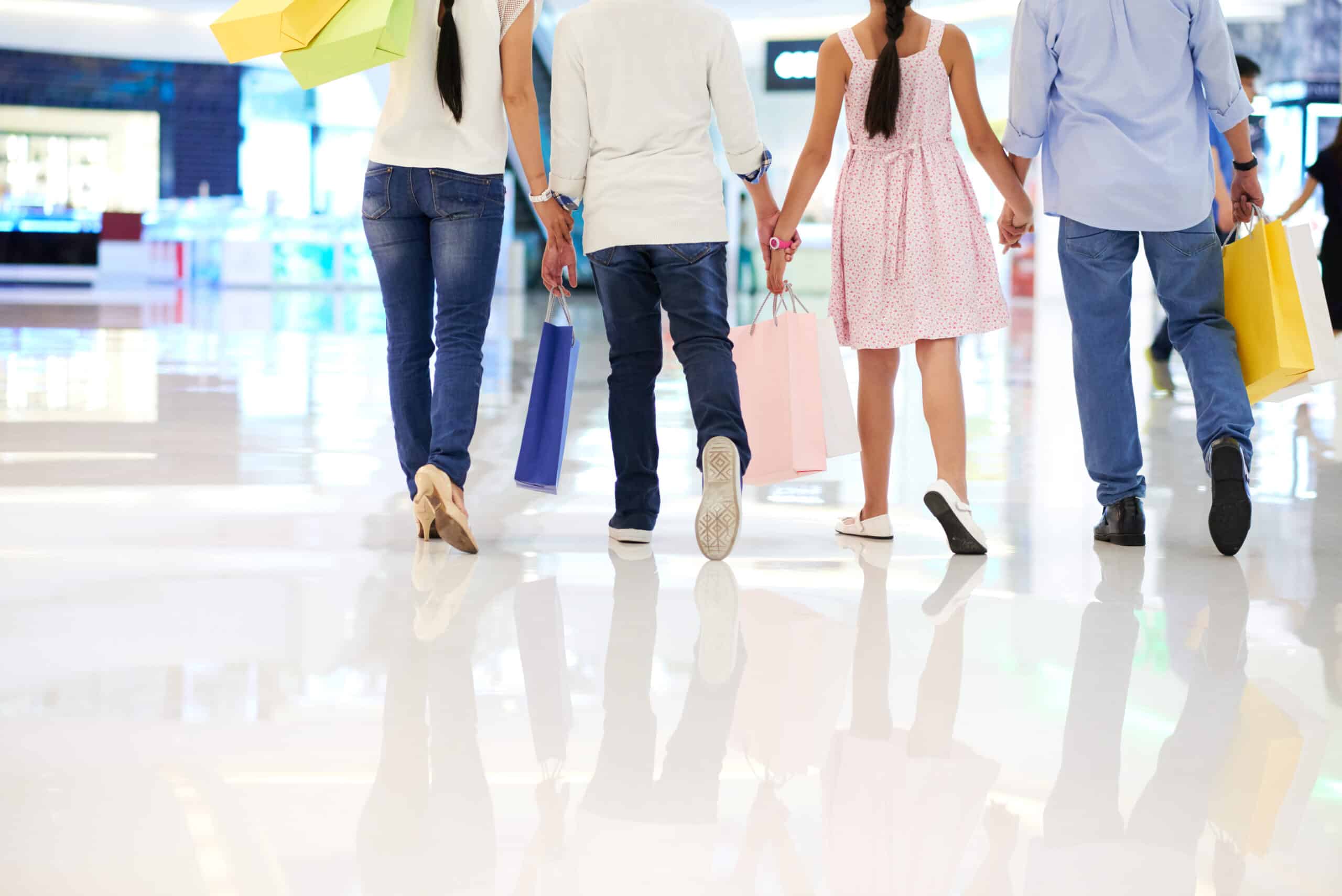 Famille marchant avec des sacs de shopping
