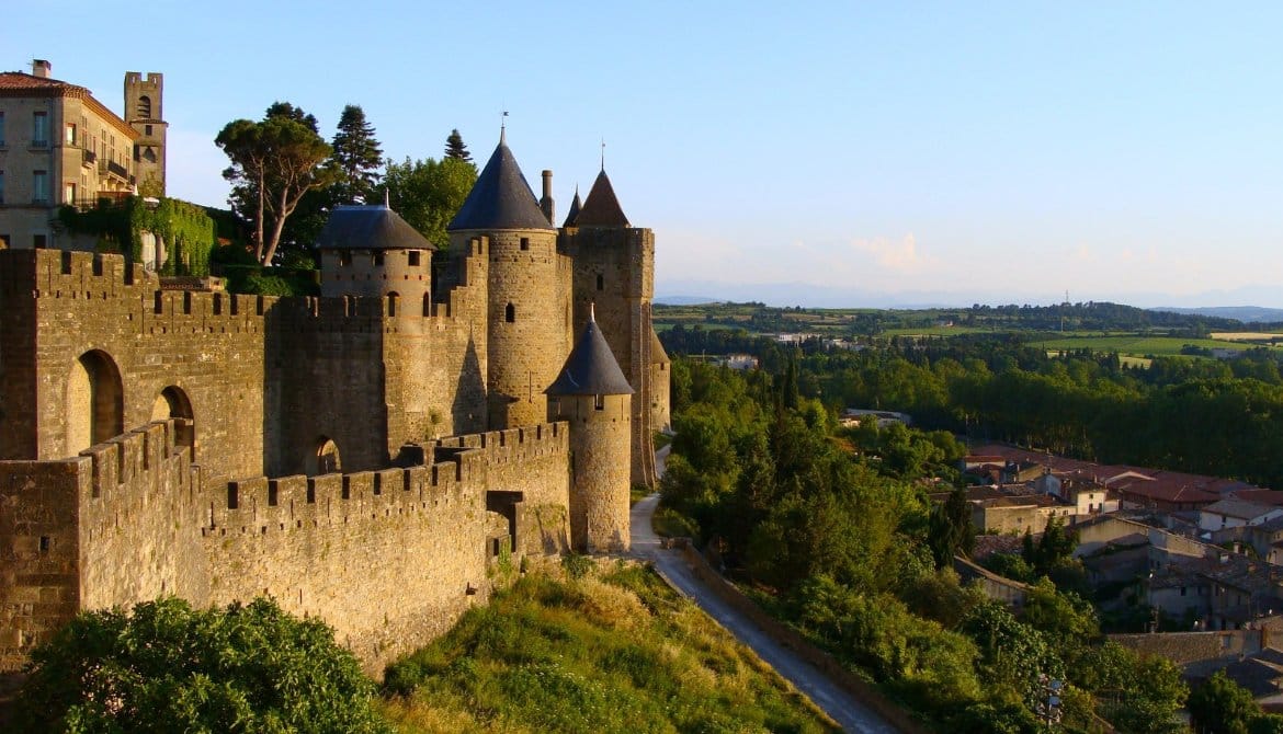 Famille se promenant sur les remparts de la Cité de Carcassonne en automne