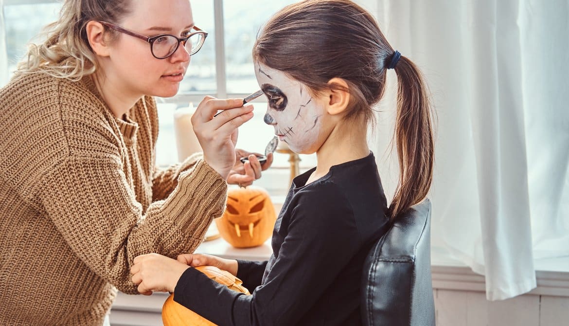 Maman qui maquille sa fille pour Halloween à Carcassonne