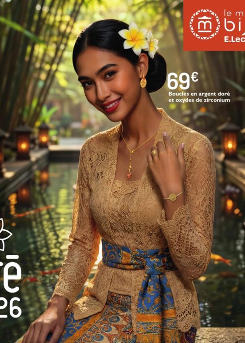 Femme souriante avec des bijoux d'été élégants