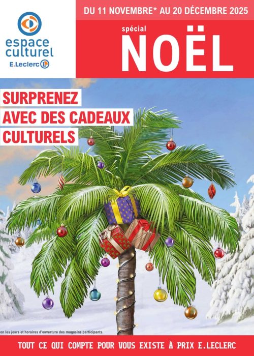 Décorations de Noël sur un palmier festif.