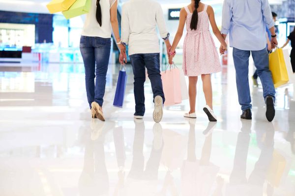 Famille marchant avec des sacs de shopping